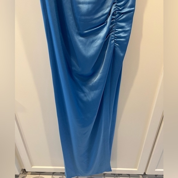 NWT. Alice + Olivia Diana V-Neck High Slit Maxi Dress Formal Gown. NWT. - Picture 15 of 17